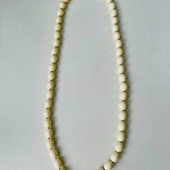 VNT Monet signed drop bead earrings and VNT matching white necklace - Picture 3 of 6